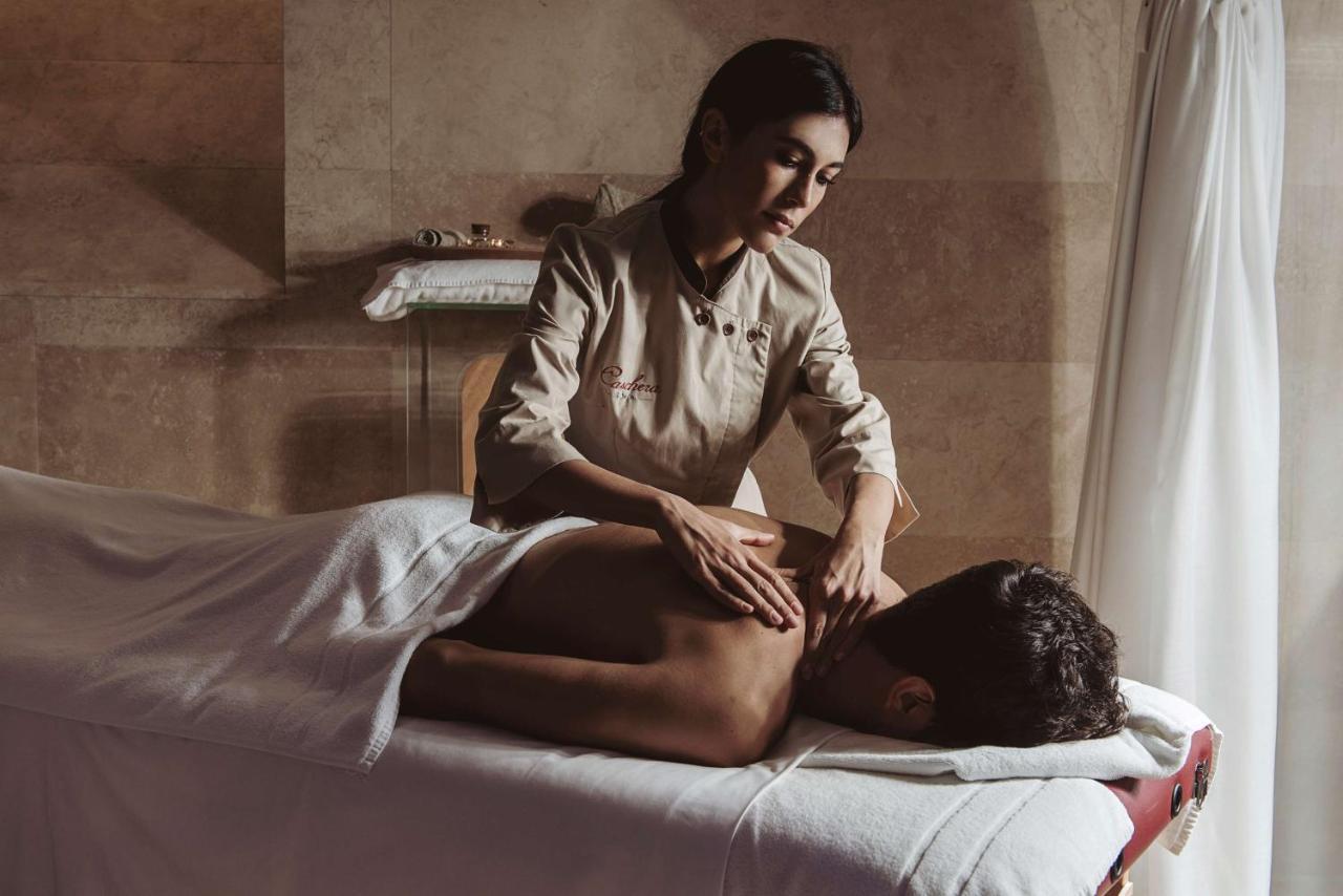 Palazzo Montemartini Rome, A Radisson Collection Hotel Ngoại thất bức ảnh A massage therapist working on a patient