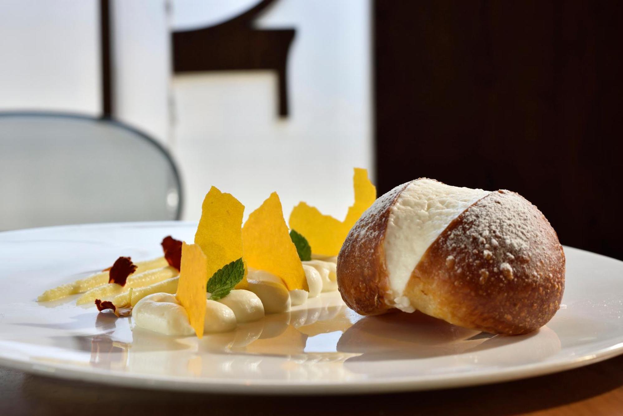 Palazzo Montemartini Rome, A Radisson Collection Hotel Ngoại thất bức ảnh A typical Easter dessert
