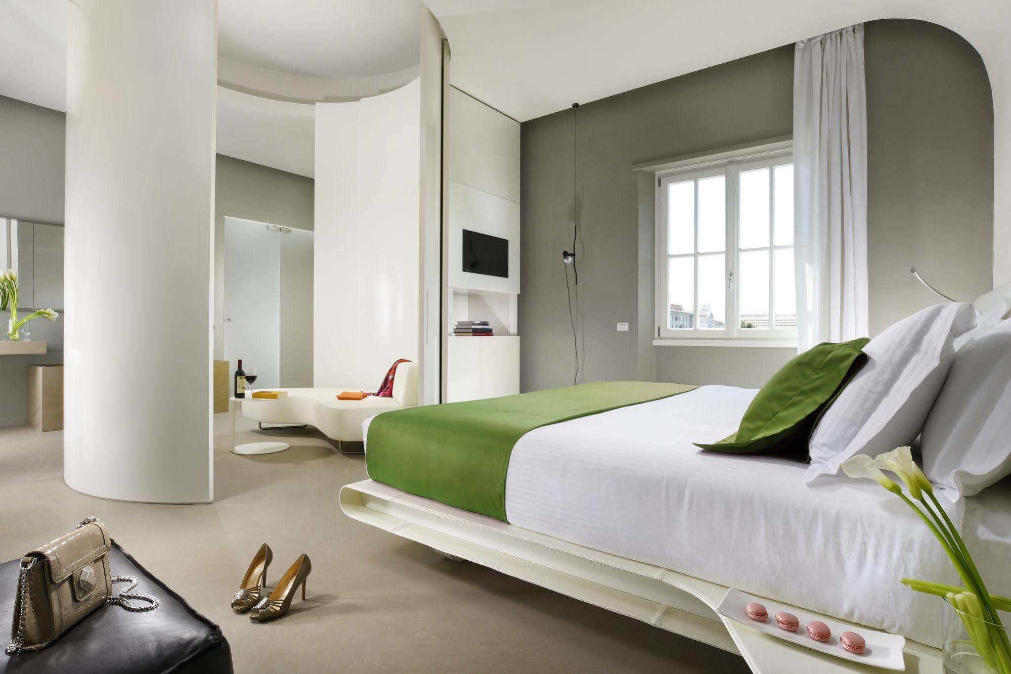 Palazzo Montemartini Rome, A Radisson Collection Hotel Ngoại thất bức ảnh A bedroom at the hotel